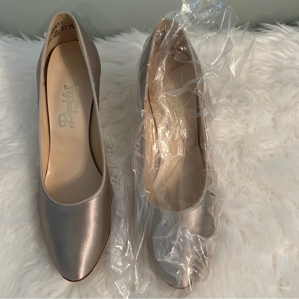 Dyable Pumps